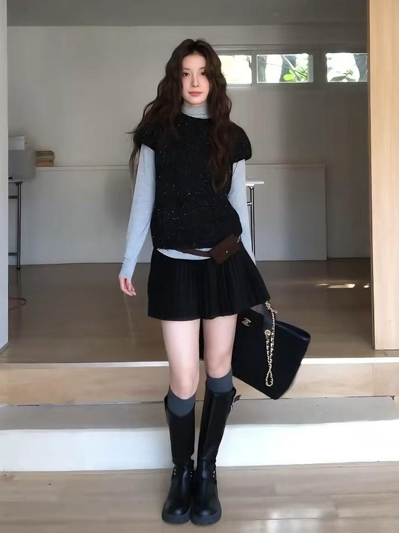 Мода зимы 2025: Модный приталенный комплект: топ и юбка L