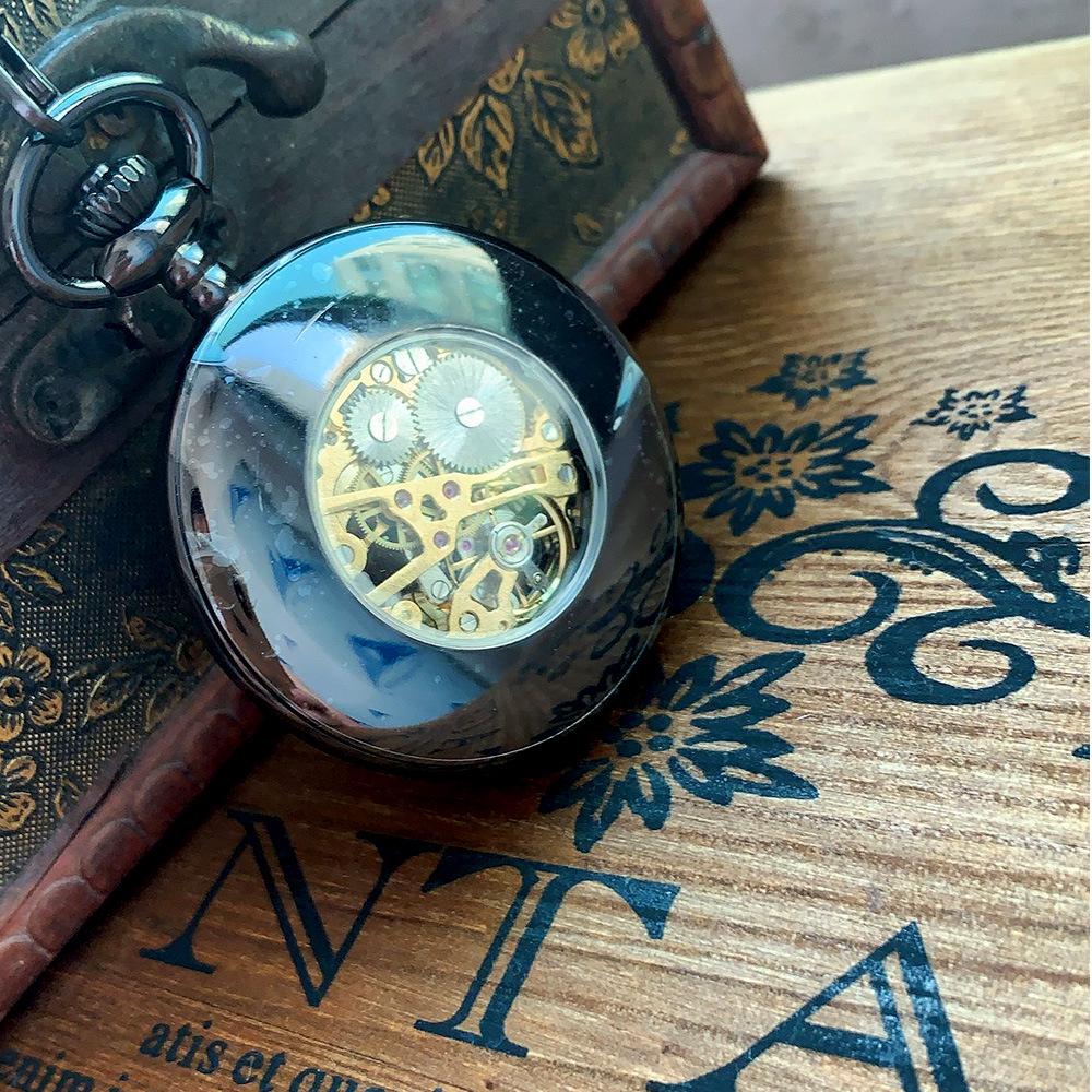 Nostalgické černé oboustranné mechanické kapesní hodinky s římskými číslicemi a hrubým řetízkem