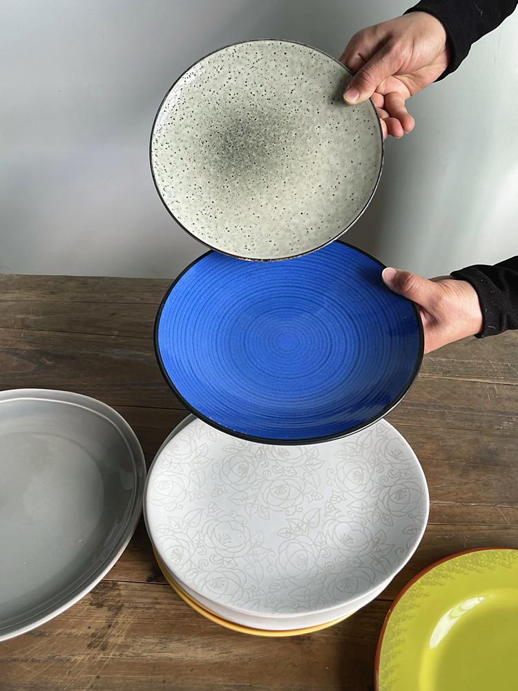 Piatti in Ceramica Raffinatamente Lavorati: Design Decorativi, Bassi, Profondi e da Insalata con Piccoli Difetti