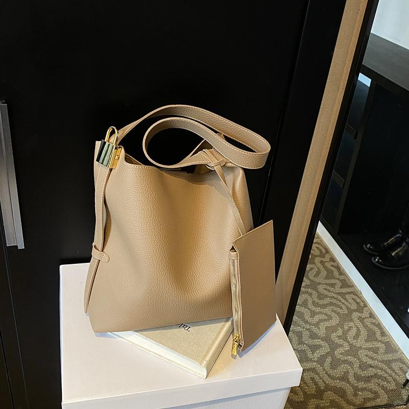Ielgy Fashionable All-Match Shoulder Messenger Bag Retro Commuter Female Tote Bag