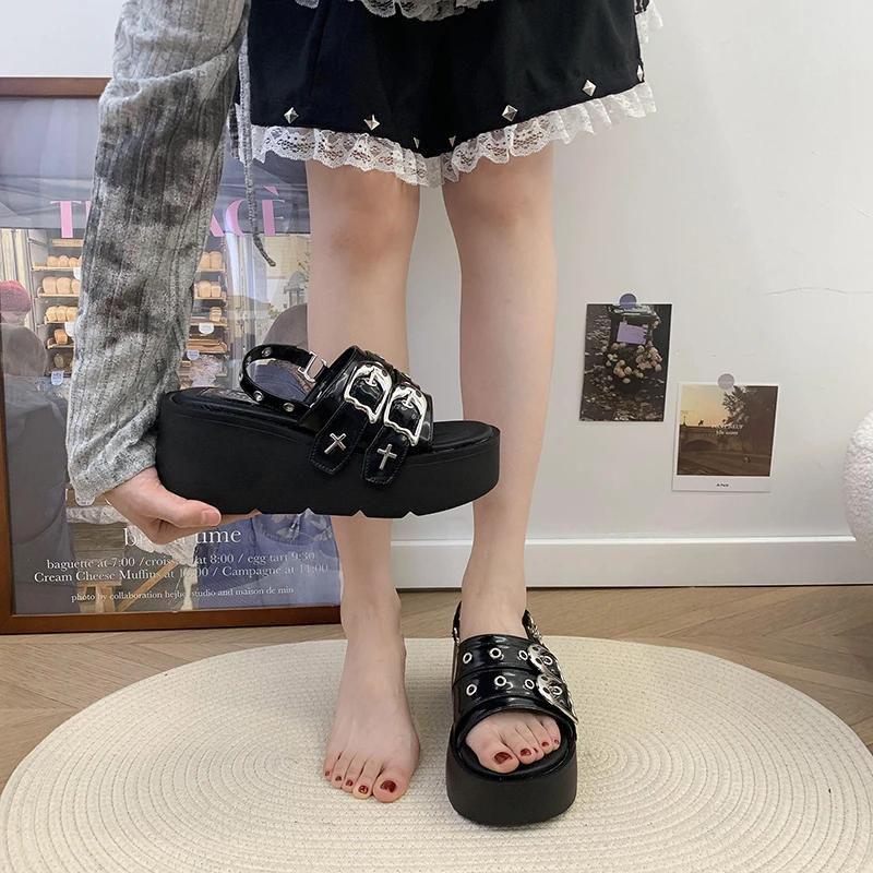 Fashion 2024Women Summer Slippers Platform Rivet Punk Design Sandals Non-Slip Slids Garden Shoes Fashion Casual Heels Sandals For Female