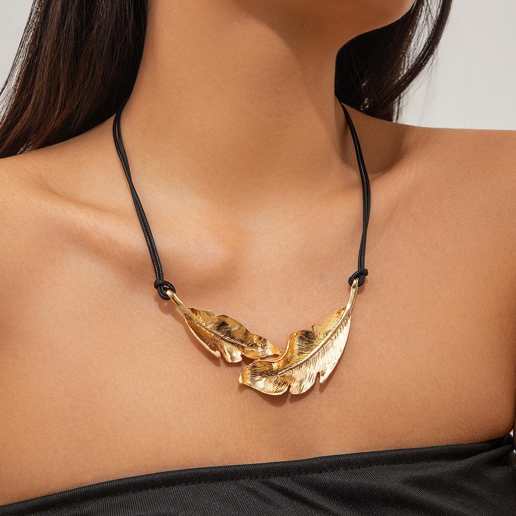 Personalized Design Feather Leather Wax Thread Necklace, Niche Fashion Alloy Collarbone Necklace for Women