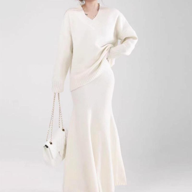 Retro Soft Waxy V-neck Sweater Set for Women's Autumn and Winter New Fishtail Hip Skirt Knitted Two-piece Set for Women