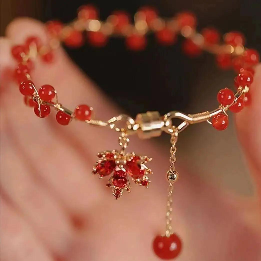 

Retro Design Red Crystal Beaded Magnetic Bracelet for Women Charm Maple Leaf Pendant Party Jewelry Friendship Gift Wholesale красный