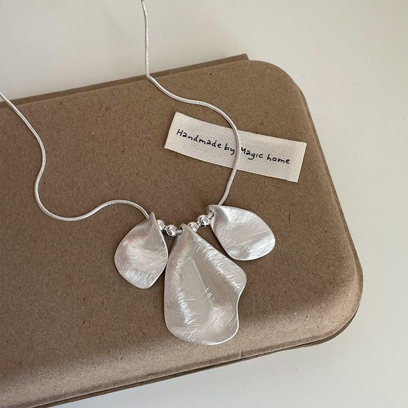 Brushed Metal Petal Fringed Necklace Female Niche Simple Personality Fashion Temperament Versatile Neck Chain Collarbone Chain