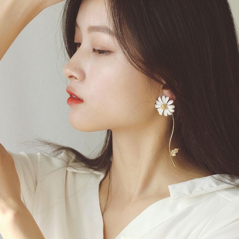 Elegant Daisy Earrings & Necklace Set: Trendy, Simple, All-Match Design for Women.