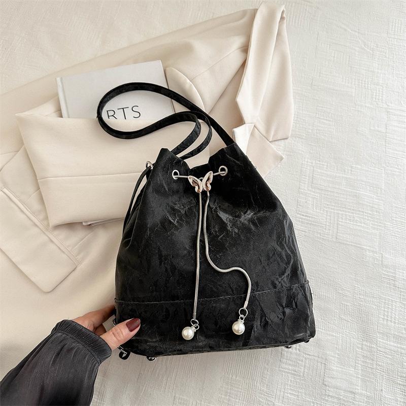 

Niche design chain backpack women s texture fashion bucket bag women s 2025 new messenger beautiful shoulder bag