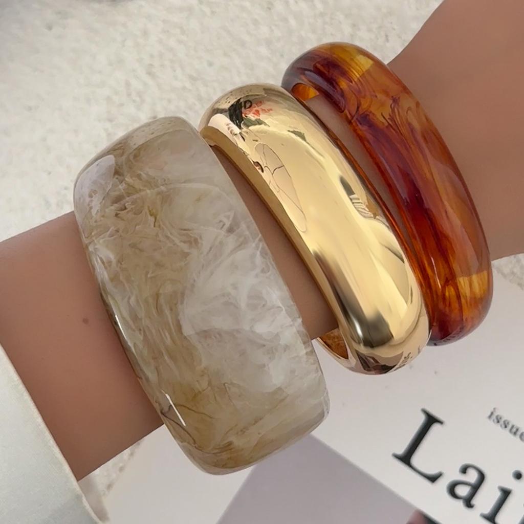 SHIXIN Fashion Brown Off White Resin Acrylic Wide Bracelets for Women Vintage Stackable Round Chunky Cuff Bangle Jewelry Gift