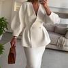 Dámská bílá halenka s V-výstřihem a nabíranými rukávy se sadou sukně slim fit, elegantní kancelářské oblečení