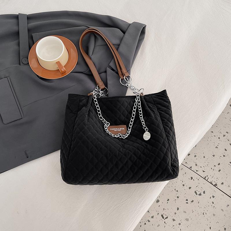 

Сумка большой вместимости женская 2025 осень и зима новая сумка через плечо модная и популярная сумка-тоут для поездок на работу ромбовидная цепочка портативная чёрный