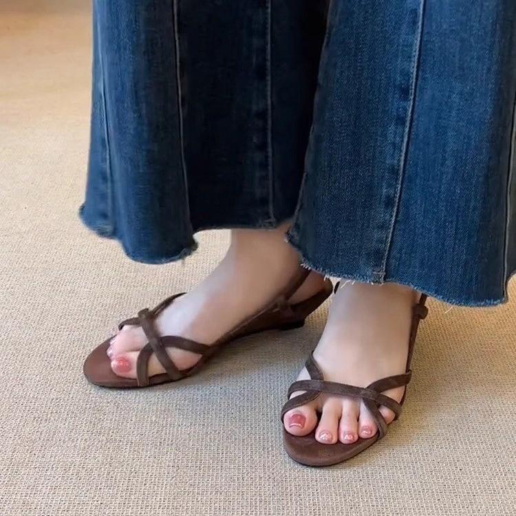 Retro hohle Sandalen mit offenen Zehen für Damen 2025 Sommer neue modische vielseitige nicht müde Fuß Keilabsatz weichsohlige Römerschuhe