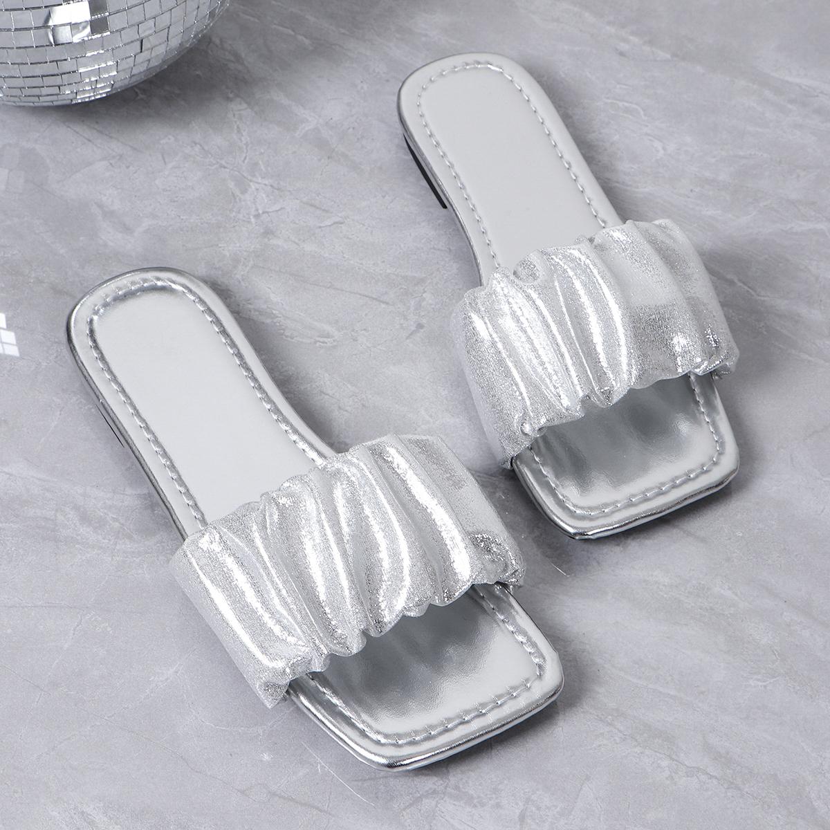 

Модные плиссированные летние тапочки для женщин 2025 года, новые сандалии на плоской подошве с квадратным носком, женские повседневные однотонные нескользящие пляжные шлепанцы 40 серебряный
