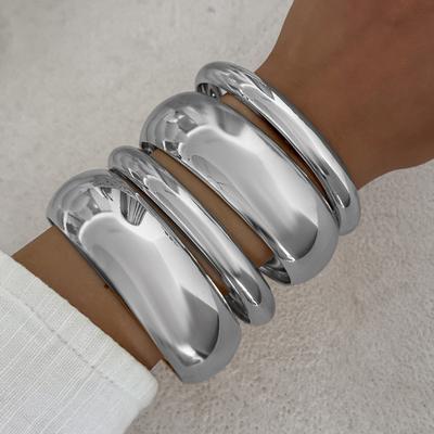 Set de 4 Piezas Simple Punk Metal Redondo Brazaletes Set Exagerado Vintage Irregular Ancho Brazalete Apilable Pulsera Brazaletes Joyería