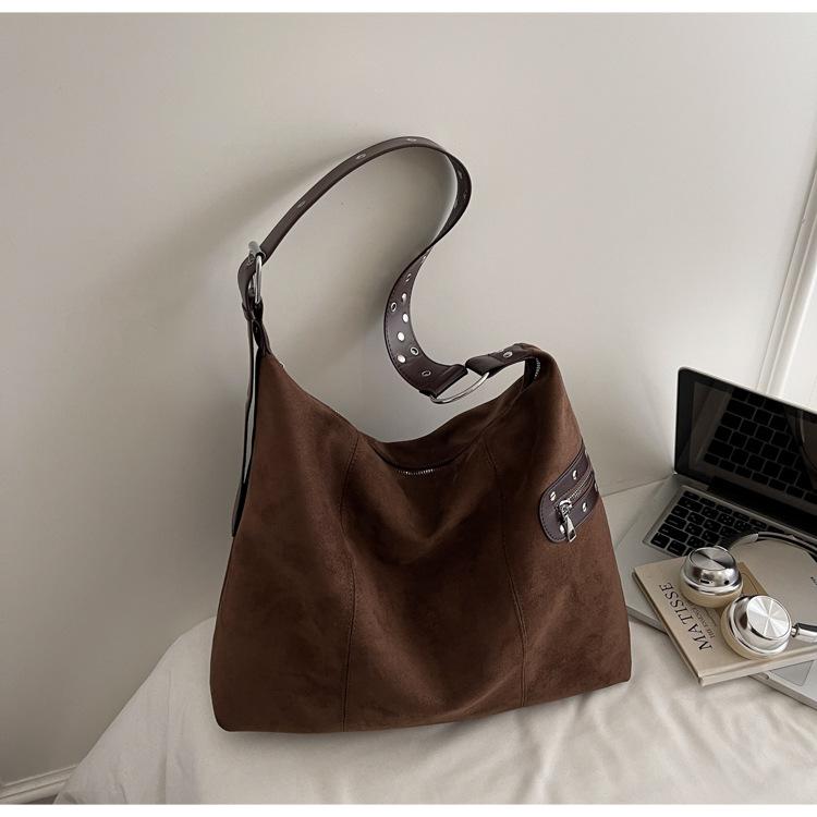 

Retro foreign style leopard print tote bag women s 2025 new fashionable large-capacity commuting shoulder bag versatile messenger bag темно-коричневого