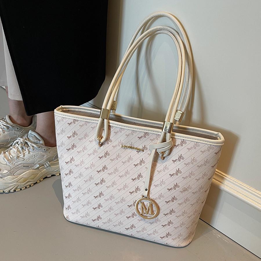 Large Capacity Women Tote Bag With Pu Material And Zipper Closure For Daily Commuting
