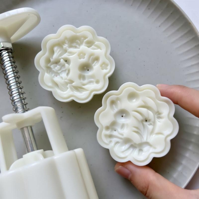 75g Rabbit Shaped Pastry Moulds Dessert Molds Dessert Stamps Hand Pressure Gadgets Plastic Material Baking Accessories