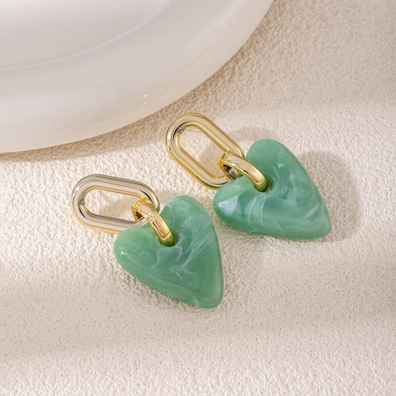 Gradient Heart Earrings: Retro Maillard Resin Peach Design - Fashionable and Versatile for Women.