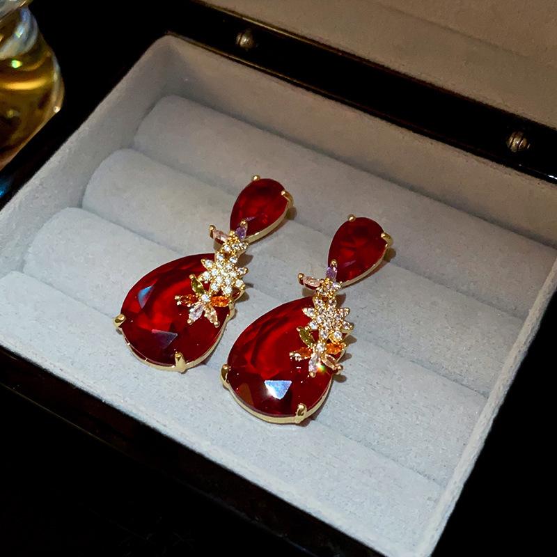 Kwiatowe Perłowe Srebrne Kolczyki Kwadratowe z Diamentami: Elegancka, Wszechstronna Biżuteria dla Słodkiego i Delikatnego Wyglądu.