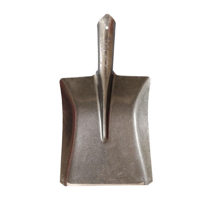 Stalowa łopata z drewnianą rączką do użytku zewnętrznego