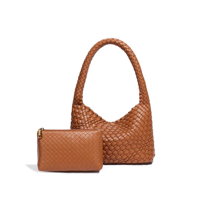 Trendy retro niche armpit bag fashionable and casual versatile handwoven bag soft leather large capacity hand lift mother and child bag
