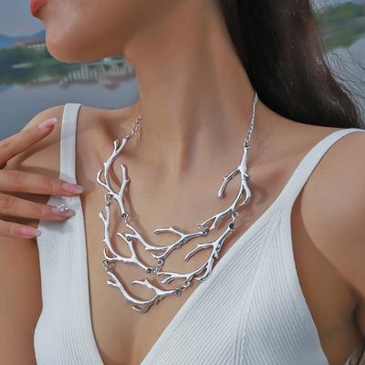 Kadın ağaç dalı kısa köprücük kemiği kolyesi