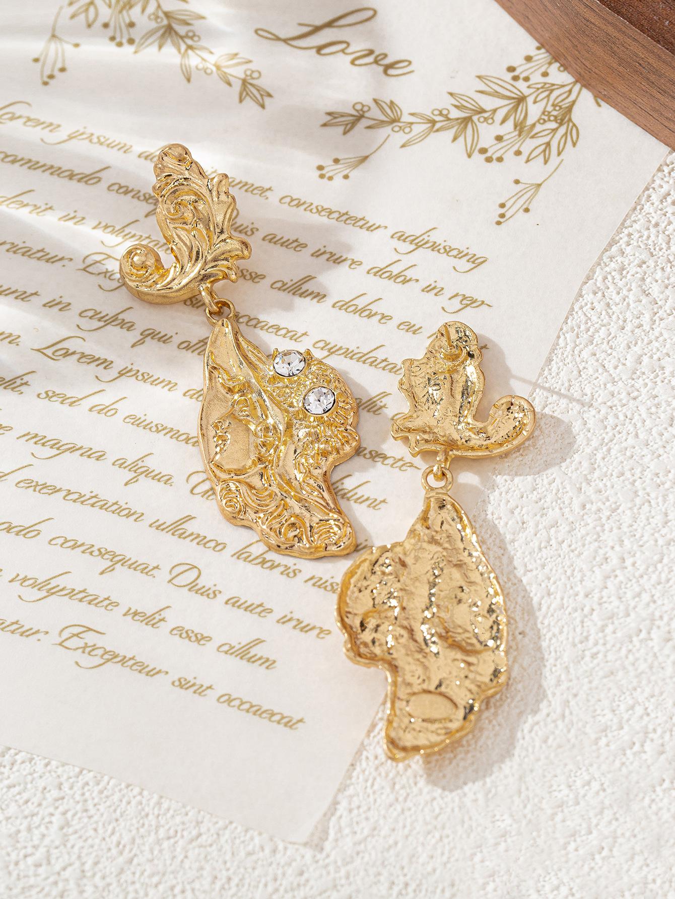 Exaggerated pleated personalized geometric earrings, simple irregular inlaid zircon stud earrings.