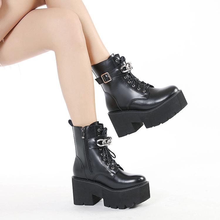 Schnürstiefel mit Metall-Schnürung vorne, Muffin-Boden mit hohem Absatz, Reißverschluss an der Seite, runde Spitze, dicke Kette, Martin-Stiefel