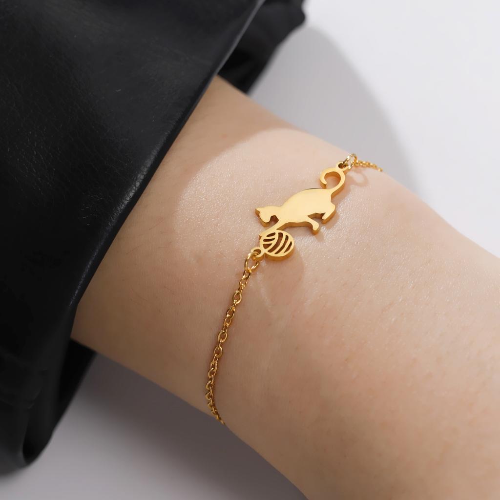 Cazador Cat Playing Ball of Yarn Bracelets for Women Stainless Steel Animal Cute Kitten Charm Bracelet Jewelry Wedding Gift 2026