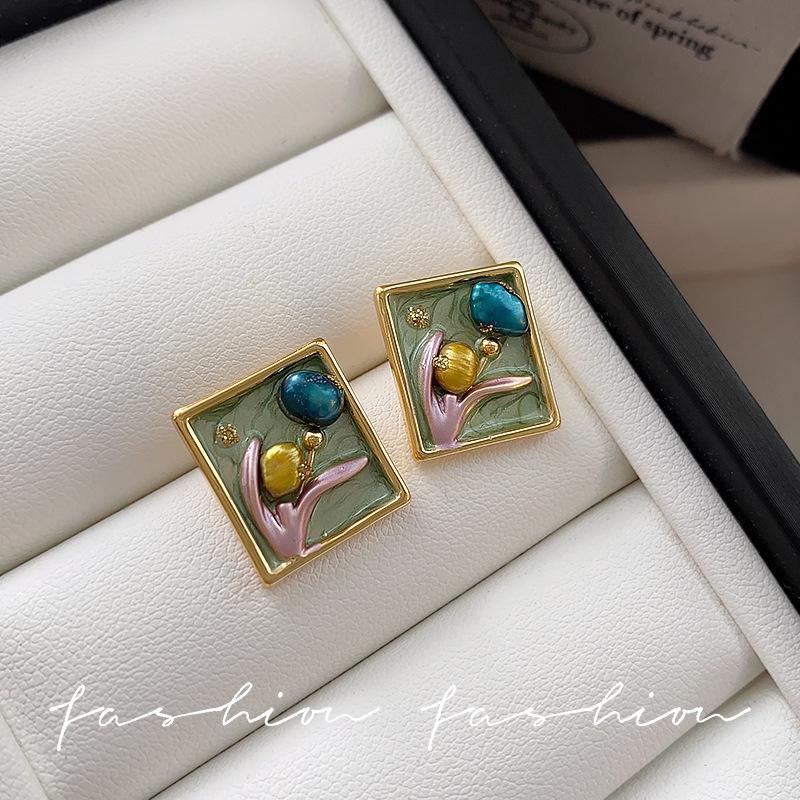 Medieval Baroque pearl earrings French oil painting frame flower stud earrings court style light luxury retro literary earrings