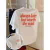 Unisex T-Shirt mit kurzen Ärmeln und Rundhalsausschnitt mit lustigem Spruch: Immer zu spät, aber das Warten lohnt sich. Ideal für Frühlings- und Sommer-Outfits