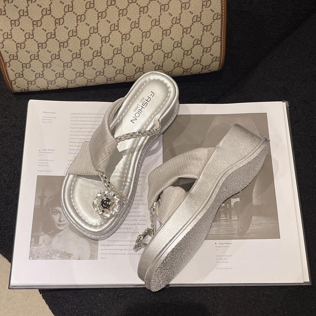 Internet celebrity rhinestone sandals drag women's summer wear exquisite 2025 new thick-soled toe beach shoes casual cool slippers