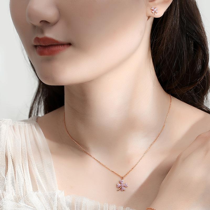 A Pair Of Lucky Four-Leaf Clover Compact Stud Earrings Full Of Diamonds Korean Version Has A Simple Temperament Compact And Fresh New Earrings