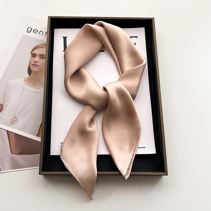 Melkehvit lite firkantet skjerf silkeskjerf 70x70cm