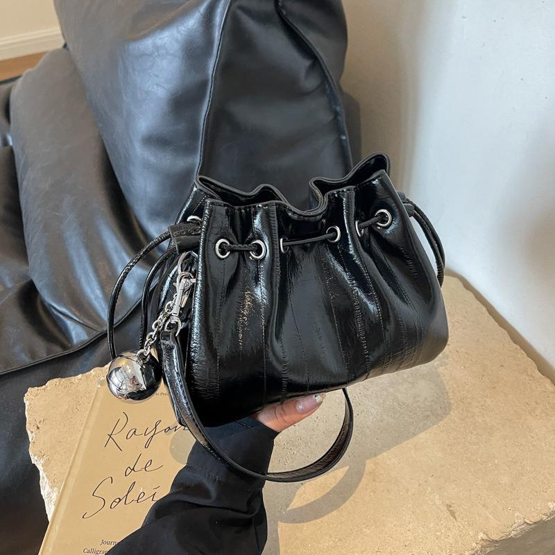 2024 Новая рабочая сумка, женская плиссированная сумка через плечо, летняя дизайнерская сумка на плечо, сумка-ведро чёрный