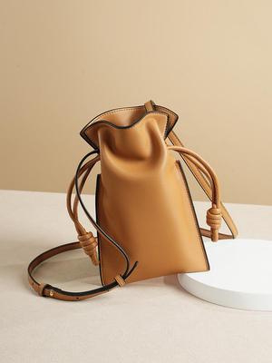Hochwertige Crossbody-Tasche aus Rindsleder: Vielseitige Falten-Kordelzug-Handytasche für Damen.