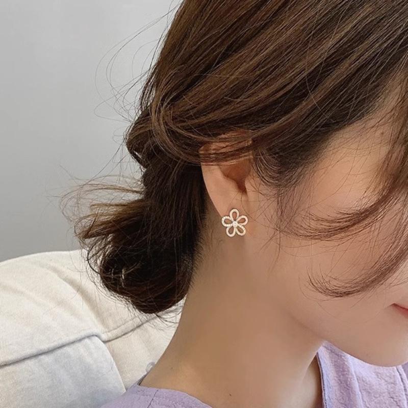 Hollow 3D Small Flower Earrings Women's Light Luxury High-end Temperament Super Fairy Back-to-school Ambience Fashion Versatile Daily Jewelry