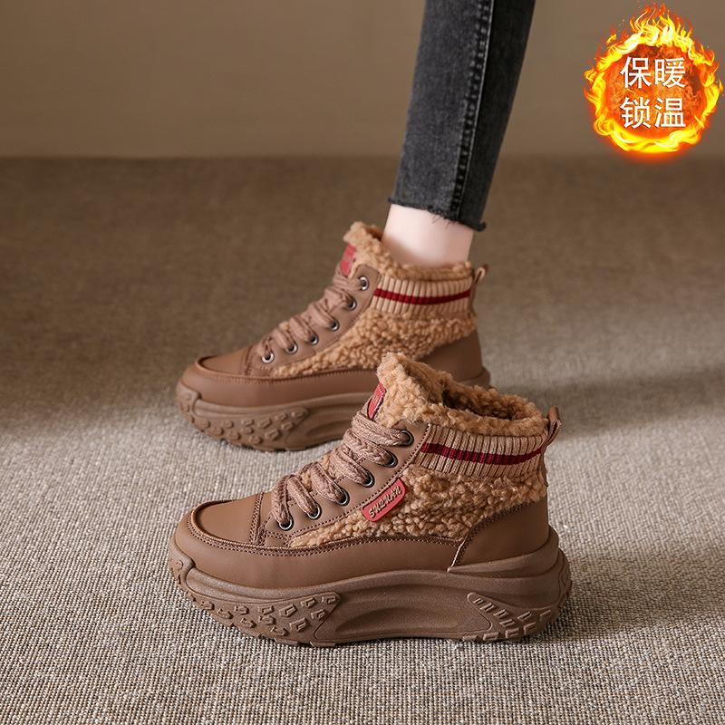 Winterliche High-Top Samt Dad Schuhe, das neue Modell dient dazu, die Körpergröße von Studentinnen zu erhöhen, warm zu halten und lässig zu sein