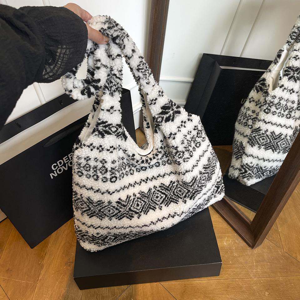 Vintage Handmade Bohemian Velvet Tote Bag Trendy Natural Material Crochet Shoulder Bags Hobo Bags Spacious chic for Daily