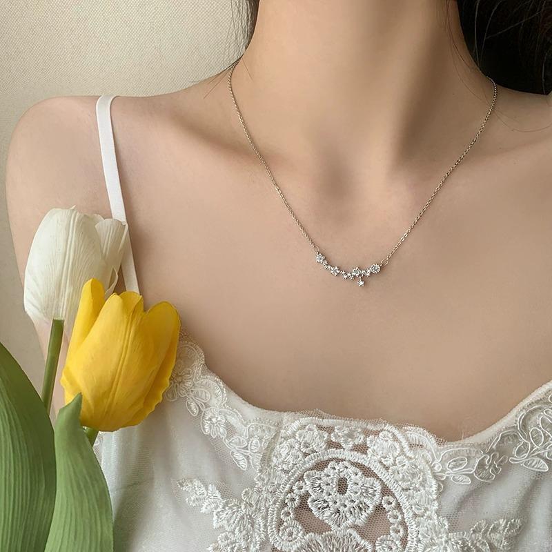 Exquisite Zircon Star Necklace Women's Light Luxury Niche Design Sense Collarbone Chain Ins Cold Wind Accessories