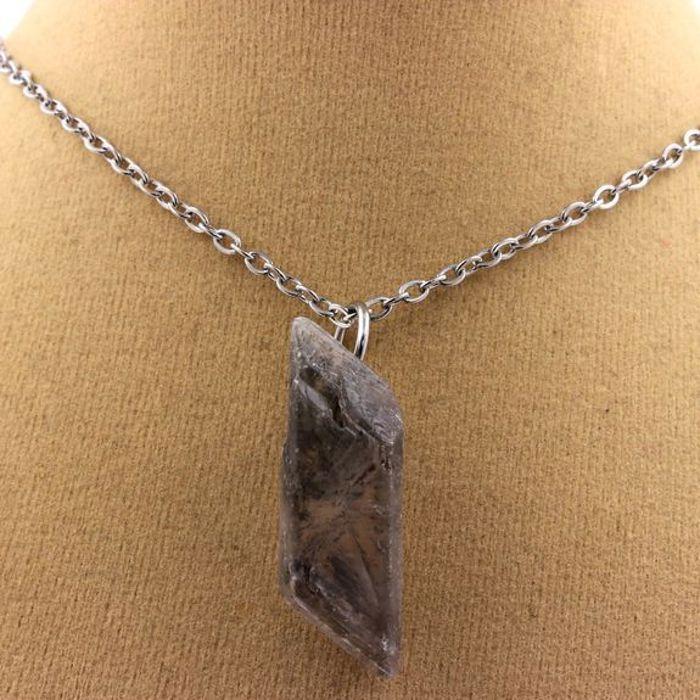 Pierres et Minéraux. Collier Gypse brut. 19.49 ct. Marcieu, Isère, France.