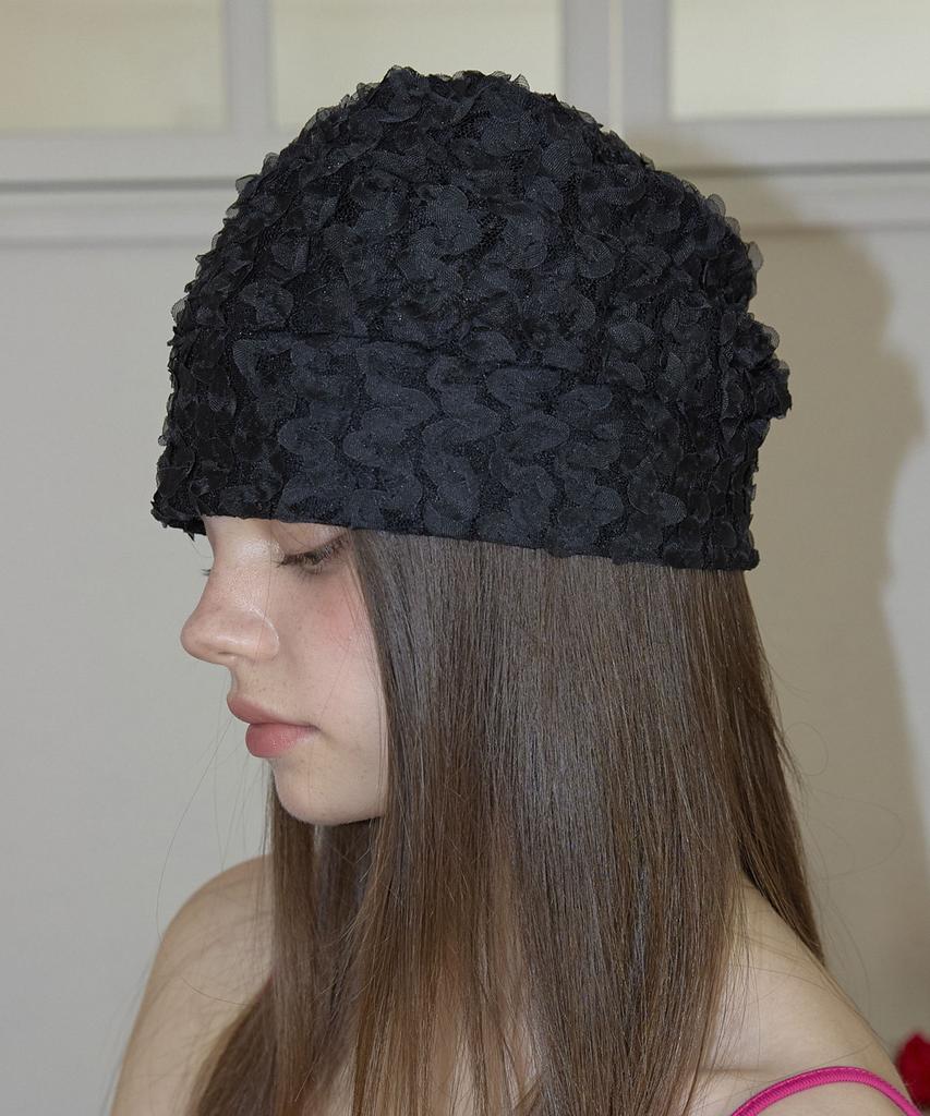 Nyuyogwogseu Flower Lace Pleated Beanie Hat_Black