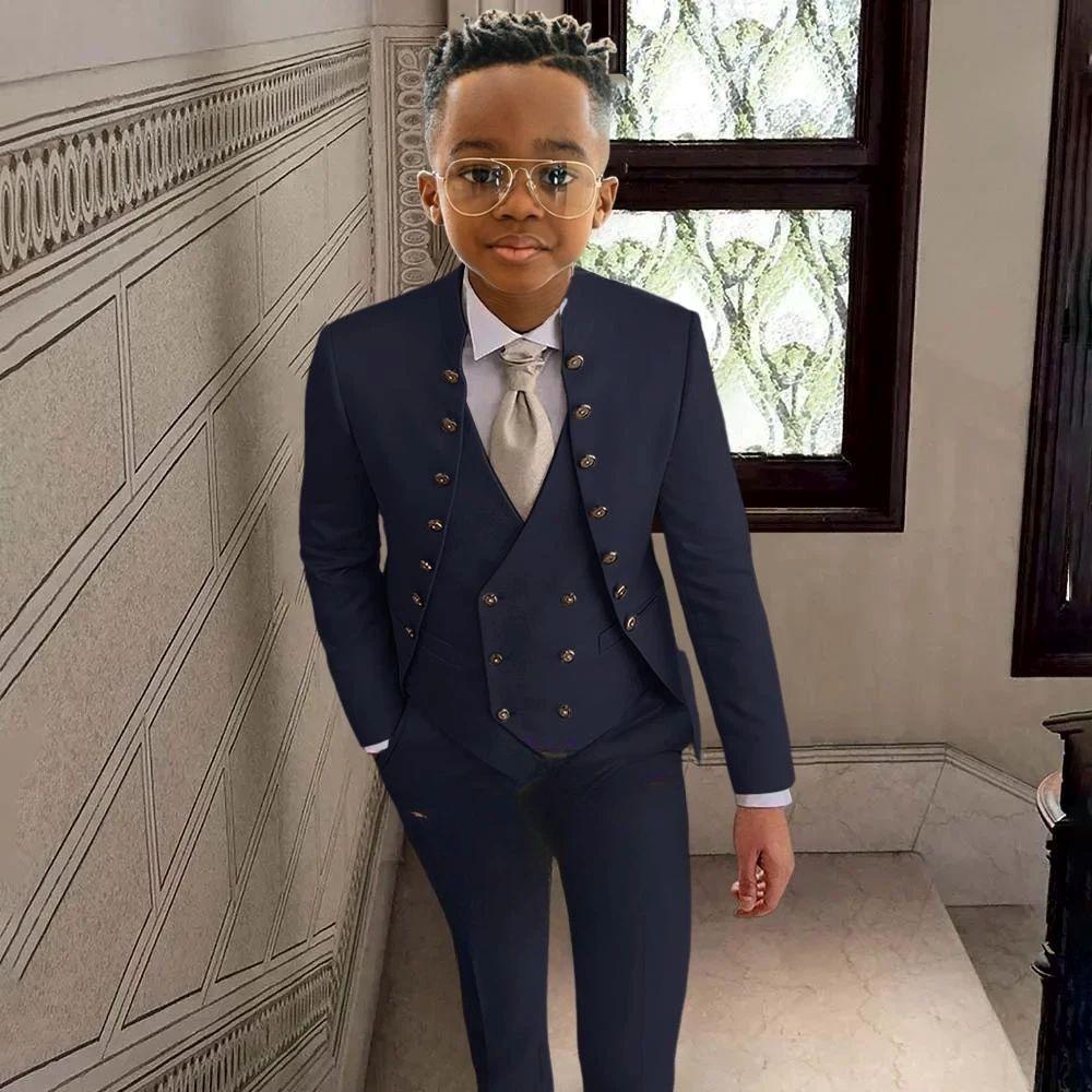 

Модные детские костюмы-тройки со стойкой воротником: пиджак, жилет, брюки. Наряд для выступлений. Удобный мальчиковый смокинг. Одежда для гостя на свадьбу. 90