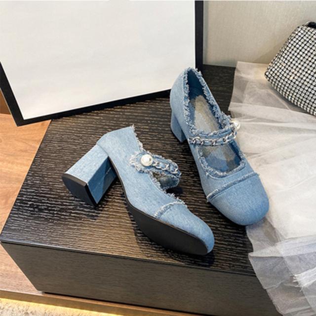 Nuevos zapatos de tacón alto de mezclilla con punta cuadrada y perlas, con tiras en los tobillos, tacón medio grueso liso, con cadena de metal, estilo retro, para uso diario, hechos a mano.
