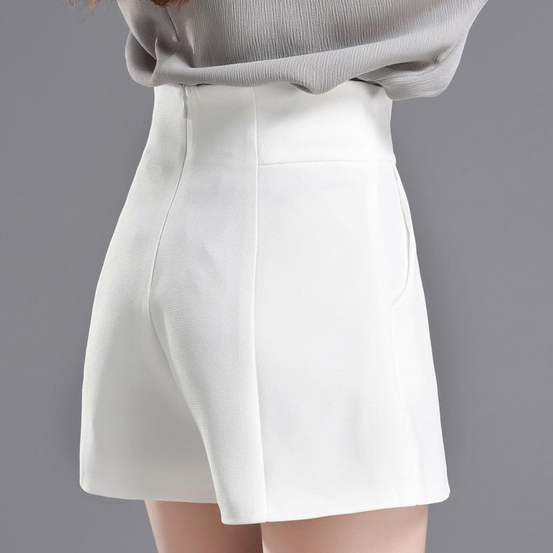 

Женский универсальный комплект из черных шорт А-силуэта и свободной верхней одежды 3XL белый