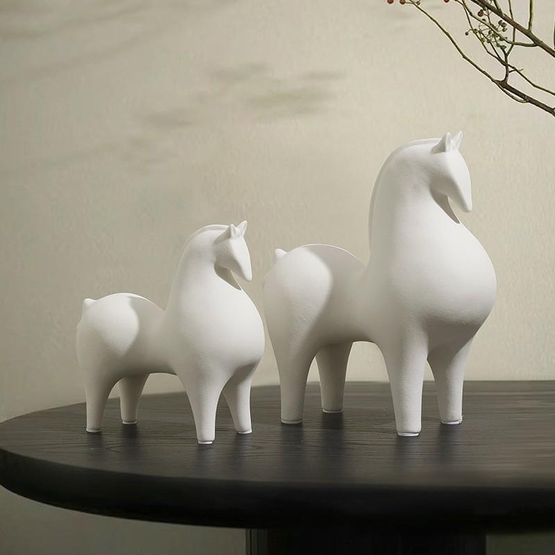 

Керамические украшения Tangma Лошадь для успешного привлечения богатства Изделия из животных Офис Винный шкаф Гостиная Креативное украшение рабочего стола (two in total)
