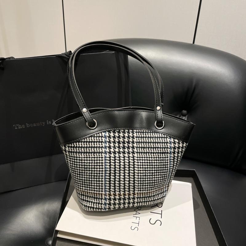 2025 winter new niche single shoulder armpit bag fashion commuter personality trend bag portable leisure bucket bag