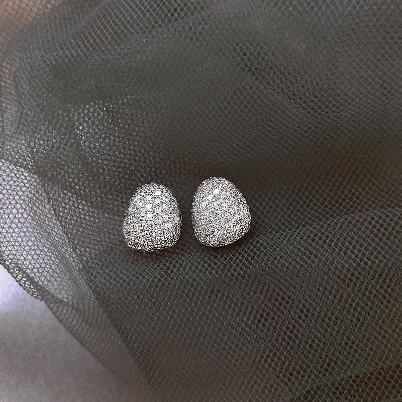

Luxurious and Shiny Micro Inlaid Zircon Water Droplet shaped Metal Earrings Exquisite Accessories For Women 2026 Fashion Jewelry