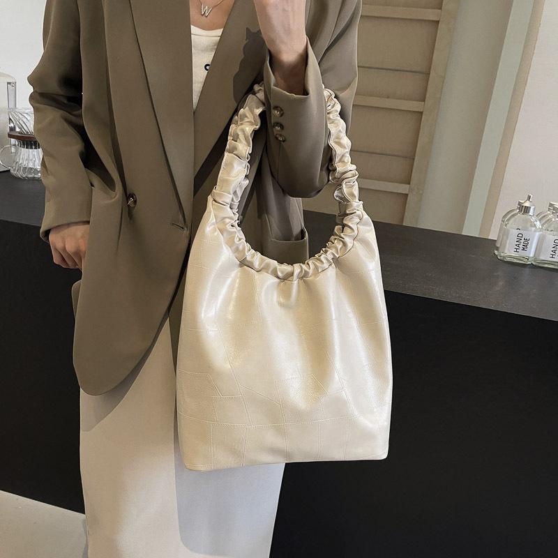 Large capacity underarm bag women's new simple pleated portable shoulder bag texture class commuter tote bag