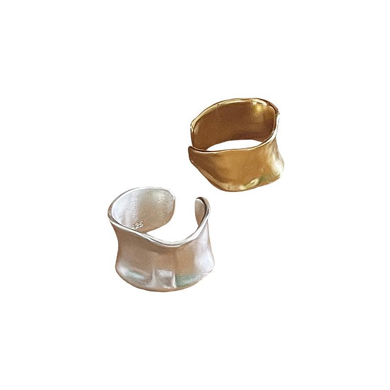 Retro Minimalistischer Breiter Ring in Matten und Glänzenden Gold- und Silbertönen, Offenes Design, für den Zeigefinger.