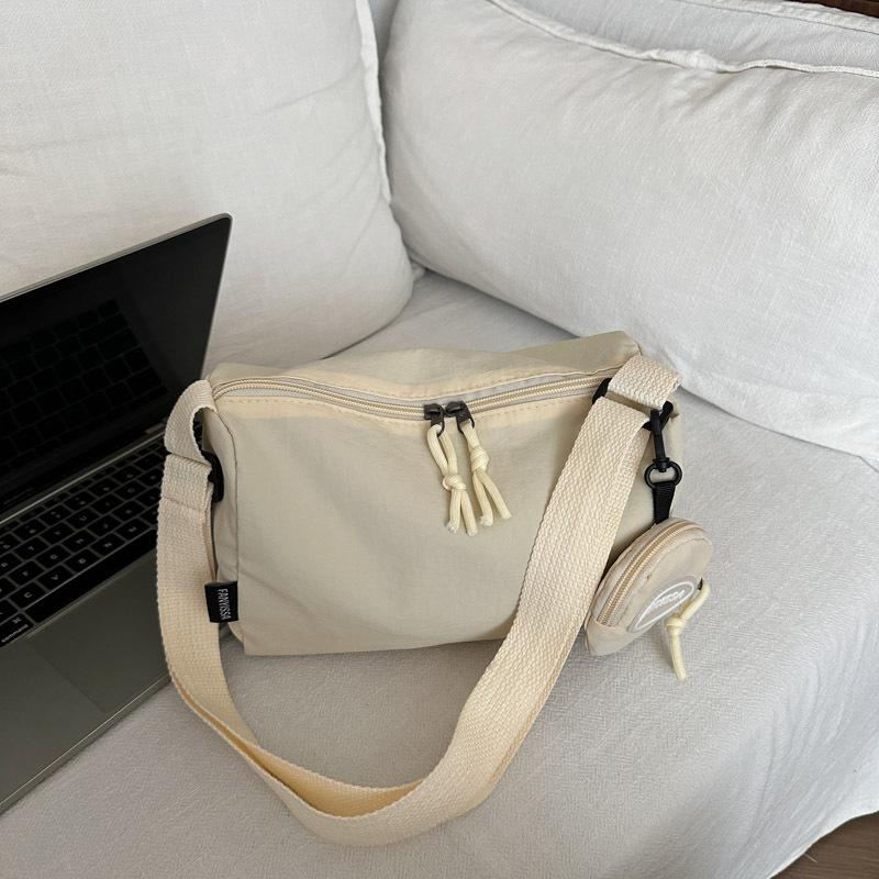 

Повседневная, простая и универсальная, легкая и вместительная однотонная сумка для выхода, портативная и модная наплечная сумка-мессенджер, женская сумка. белый